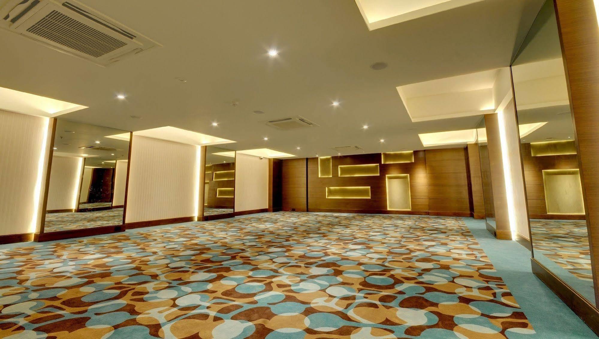 Hotel Platinum Райкот Екстериор снимка