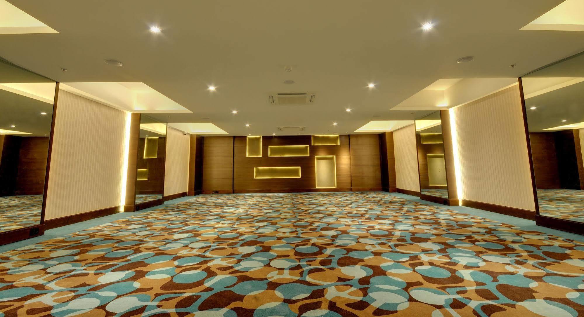 Hotel Platinum Райкот Екстериор снимка